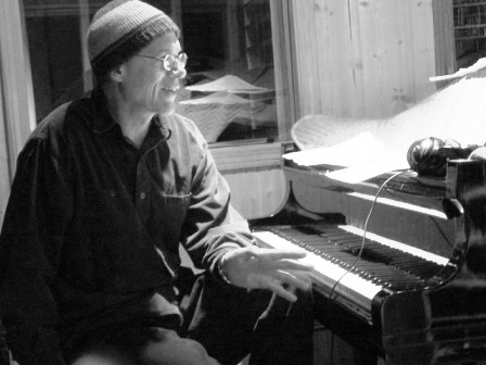 tz-piano_bw.jpg tz-piano_bw.jpg